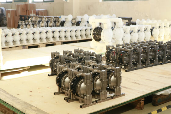 Máy bơm mảng niêm mạc chống ăn mòn hoạt động bằng không khí với tốc độ lưu lượng 150 GPM và hoạt động liên tục hơn 2000 giờ